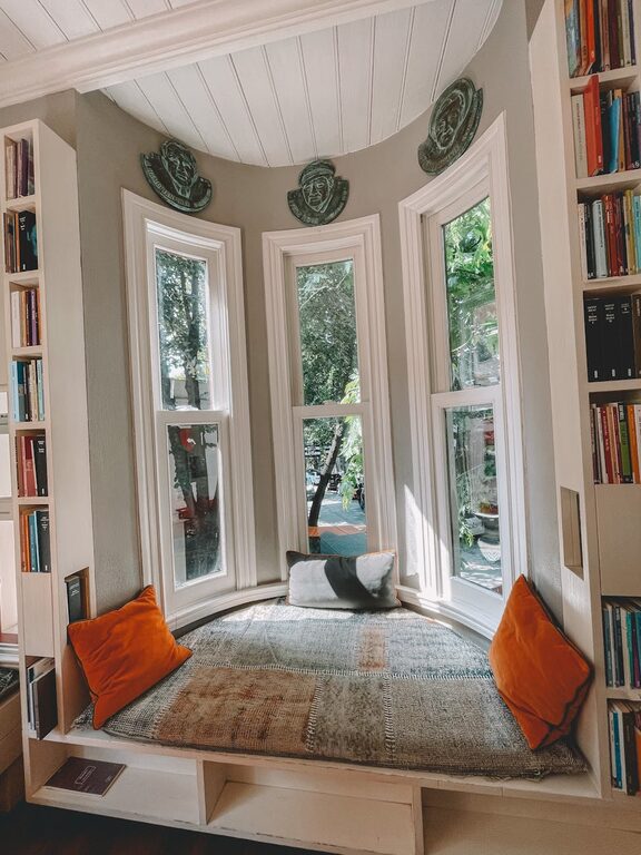 How to Create a Welcoming and Cosy Reading Nook at Home